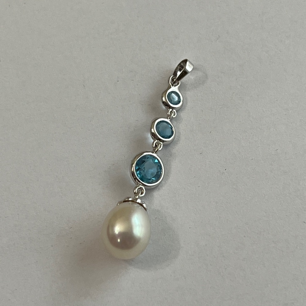 14K White Gold Fresh Water Pearl With Blue Gemstone